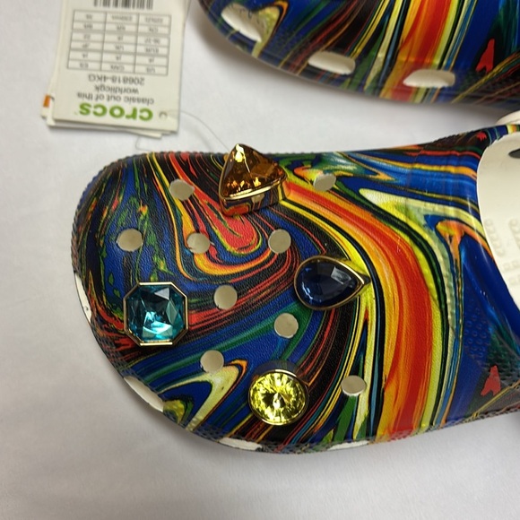 CROCS Swirl design with Charms - Picture 3 of 5